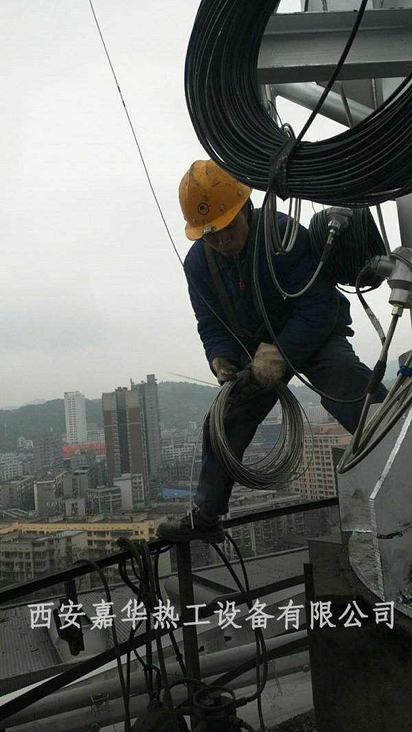 這是你認(rèn)識(shí)的焦?fàn)t凈煤氣放散點(diǎn)火裝置嗎

焦?fàn)t凈煤氣放散點(diǎn)火裝置組成：
    由 1 、火炬燃燒器, 2 、塔架、3、 閥組平臺(tái)、4 、放散筒體，5、 水封,  6 、點(diǎn)火裝置（高能點(diǎn)火器、防焦油點(diǎn)火桿、高溫高壓點(diǎn)火專用電纜）， 7、 閥組部分（氣動(dòng)調(diào)節(jié)閥、點(diǎn)火煤氣閥、吹掃氣動(dòng)閥 ）、8 、控制系統(tǒng) （PLC 控制系統(tǒng)、現(xiàn)場(chǎng)操作柜、遠(yuǎn)程上位機(jī)監(jiān)測(cè)，控制系統(tǒng)）等八部分構(gòu)成。

焦?fàn)t凈煤氣放散點(diǎn)火裝置點(diǎn)火方式：
    手動(dòng)及自動(dòng)點(diǎn)火說(shuō)明; 
    1、手動(dòng)點(diǎn)火：
手動(dòng)點(diǎn)火是在就地控制柜面板上。通過(guò)按鈕，實(shí)現(xiàn)手動(dòng)點(diǎn)火，也可在遠(yuǎn)程上位機(jī)手動(dòng)狀態(tài)時(shí)進(jìn)行手動(dòng)點(diǎn)火操作。
    2、遠(yuǎn)程自動(dòng)點(diǎn)火：
    在中控室，上位機(jī) PC 畫(huà)面調(diào)至自動(dòng)點(diǎn)火狀態(tài)，點(diǎn)火系統(tǒng)在接受放散點(diǎn)火指令后， 按程序?qū)崿F(xiàn)自動(dòng)點(diǎn)火，并將點(diǎn)火狀態(tài)反饋給上位機(jī)。
    2.2、火焰檢測(cè)：
    系統(tǒng)在放散點(diǎn)火時(shí)進(jìn)行火焰的實(shí)時(shí)監(jiān)控，并將信號(hào)傳至程控柜。


    焦?fàn)t凈煤氣放散點(diǎn)火裝置點(diǎn)火器說(shuō)明：
    1、高空點(diǎn)火器：
    高空點(diǎn)火器，該點(diǎn)火器借鑒德國(guó)進(jìn)口燃燒器點(diǎn)火器經(jīng)驗(yàn)精心設(shè)計(jì)的節(jié)能，具有燃燒穩(wěn)定、火焰剛性好、防風(fēng)、節(jié)能的特點(diǎn)，廣泛應(yīng)用于石化、治金等行業(yè)的燃燒器及火炬上。點(diǎn)火燃料氣采用凈煤氣為點(diǎn)燃介質(zhì)。每個(gè)放散管裝 2 套高空點(diǎn)火器，180 度等角度布置，以保證點(diǎn)火成功率不受風(fēng)向影響。
    2、 高能點(diǎn)火裝置：
    點(diǎn)火采用增強(qiáng)型高能點(diǎn)火裝置，型號(hào)JHGN-120，該點(diǎn)火裝置點(diǎn)火能量大，發(fā)火端耐高溫，抗積碳，抗結(jié)焦，不受外界環(huán)境（溫度、濕度、風(fēng)速、氣壓）影響，點(diǎn)火可靠且安裝方便。
    組成：每套點(diǎn)火裝置由高能點(diǎn)火器、耐高溫防焦油點(diǎn)火桿、點(diǎn)火高壓電纜組成。
    安裝：將引火器安裝在放散管道口和防風(fēng)罩之間，高空點(diǎn)火器內(nèi)裝有點(diǎn)火桿 ， 點(diǎn)火桿與高能點(diǎn)火器之間用高壓點(diǎn)火導(dǎo)線連接，高能點(diǎn)火器受 PLC 控制柜控制。
    功能：當(dāng)需要點(diǎn)火時(shí)，給點(diǎn)火器通電 AC220V 50Hz 點(diǎn)火器發(fā)出點(diǎn)火信號(hào)經(jīng)高壓導(dǎo)線傳至點(diǎn)火桿，在點(diǎn)火桿頭部發(fā)出能量為 30Ｊ的點(diǎn)火花，煤氣遇火花后引燃高空點(diǎn)火器 ，放散煤氣在高空點(diǎn)火器的引火下被點(diǎn)燃實(shí)現(xiàn)點(diǎn)火功能。
    希望您在看完這篇焦?fàn)t凈煤氣放散點(diǎn)火裝置后會(huì)對(duì)他有個(gè)大致的了解，我們后期還是會(huì)繼續(xù)和大家分享其他的組件原理以及操作過(guò)程，我們一起期待吧。
